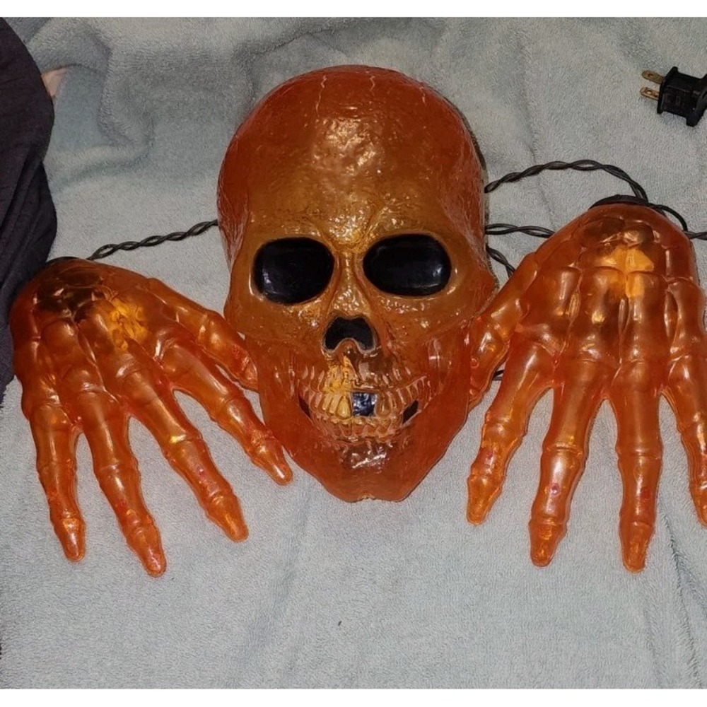 Light Up Skull & Hands Halloween Indoor Outdoor Tested Works Fantasia Orange